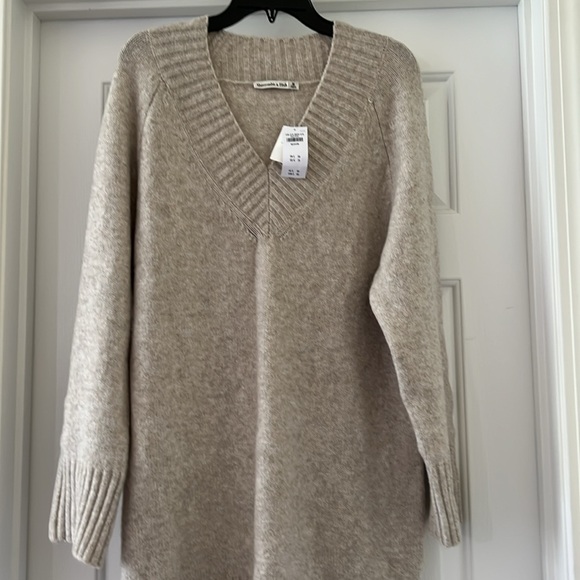 Abercrombie Cozy Beige V-Neck Sweater NWT - Picture 3 of 4